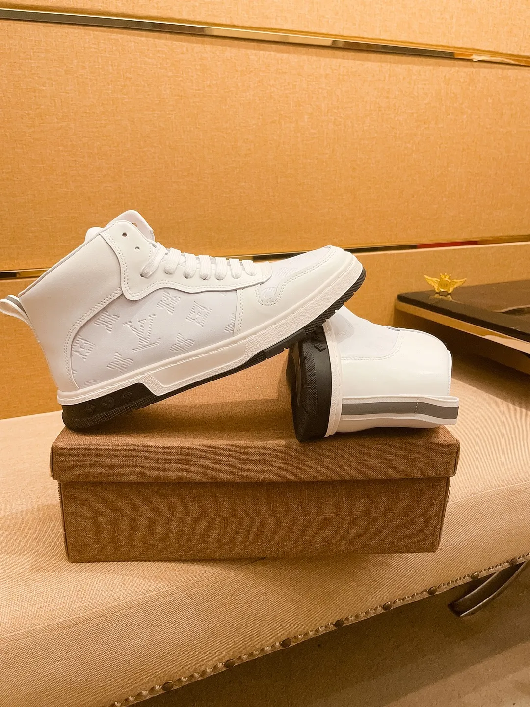 Men's shoes 💰 440💰【 LV 】🔥 Louis Vuitton, high-end men's shoes brand, official website 1:1 latest masterpiece: the upper is made of first-layer cowhide imported from Italy with a comfortable and breathable lining➕original non-slip and wear-resistant outsole🔥, making walking more convenient and comfortable! An exclusive new model, a stunning work, a beautiful 1:1 replica [color] compared to the official quality! Create a fashionable personality to set off your uniqueness! A must-have for trendy men! Classic🔥Size: 38-44 Color: 🔥Multiple colors available🔥
